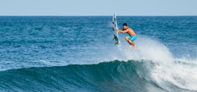 Simon Salazar springt aus den Wellen