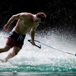 Bungeesurfer auf dem Wasser