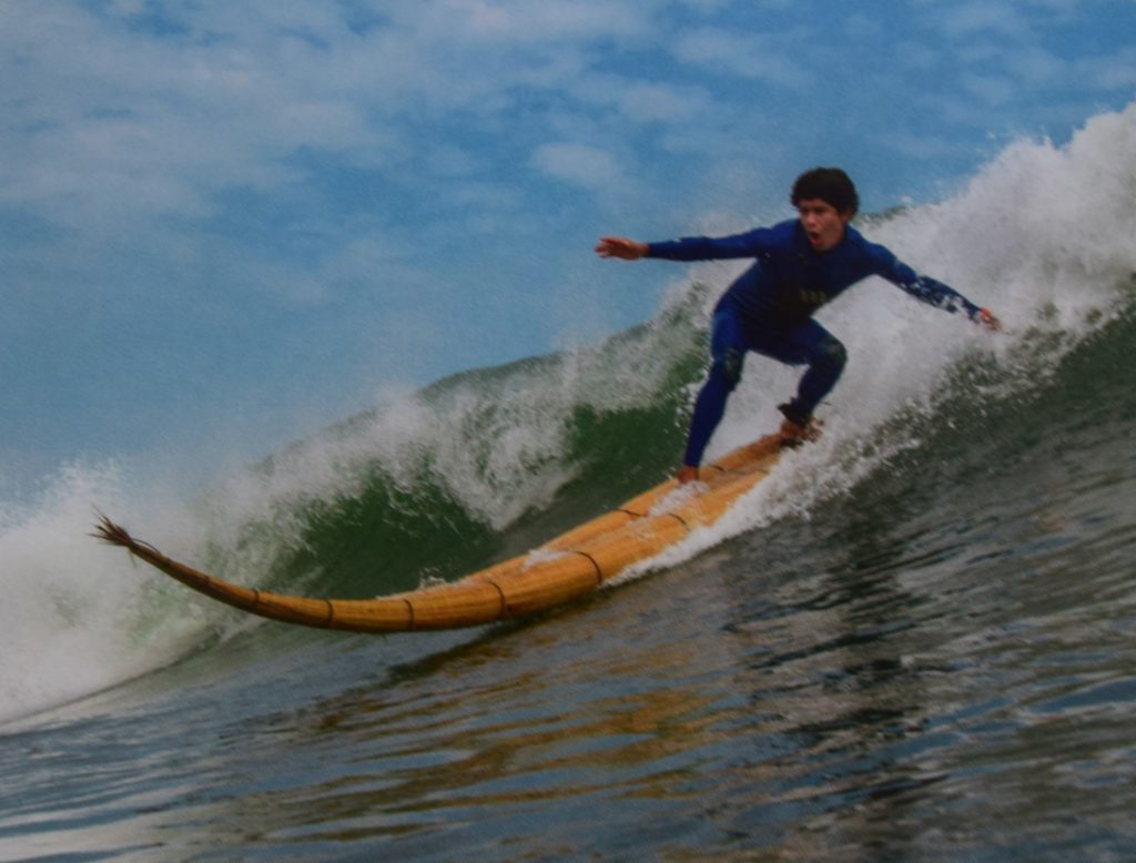 José Kané Ramos Ucanan surft ein Caballito de Totora