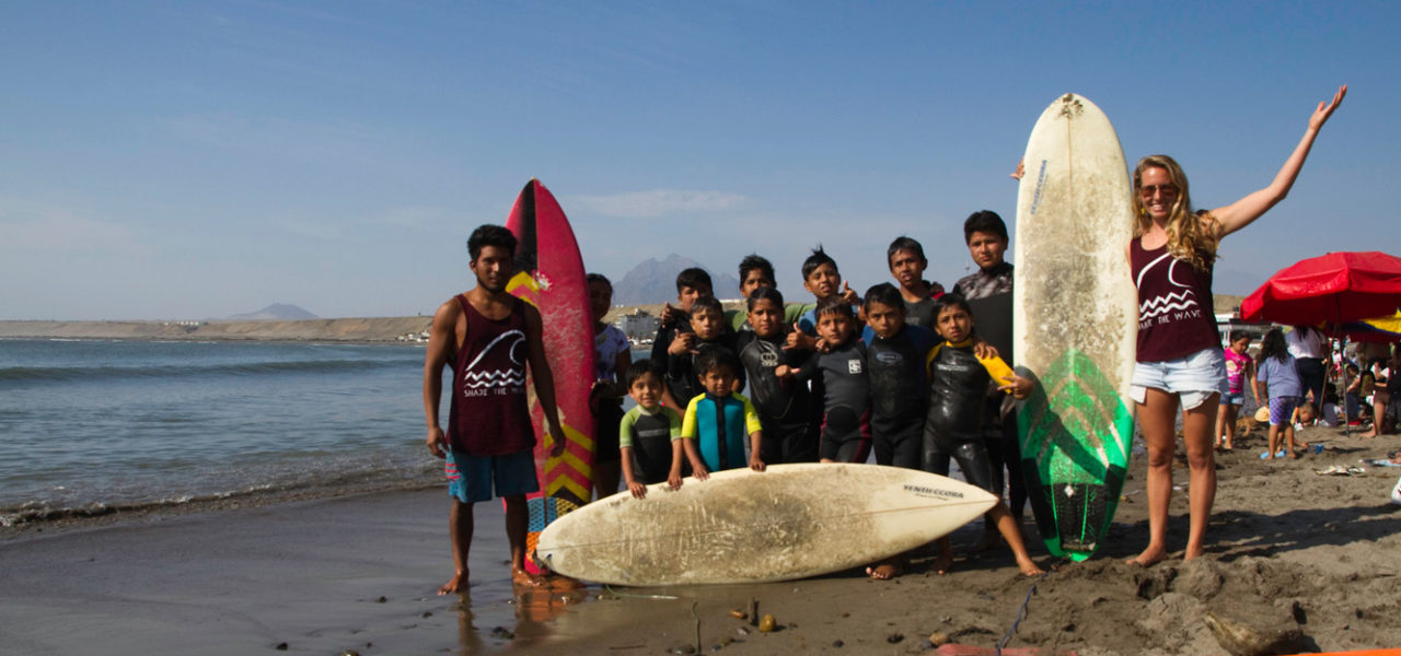 Kinder von Share the Wave am Strand in Peru