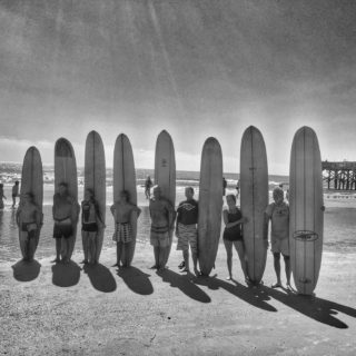Lonboard Surfer auf schwarz-weiss Foto