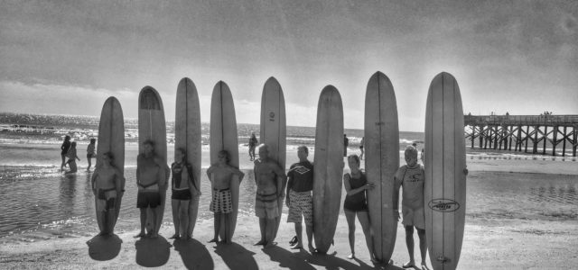 Lonboard Surfer auf schwarz-weiss Foto