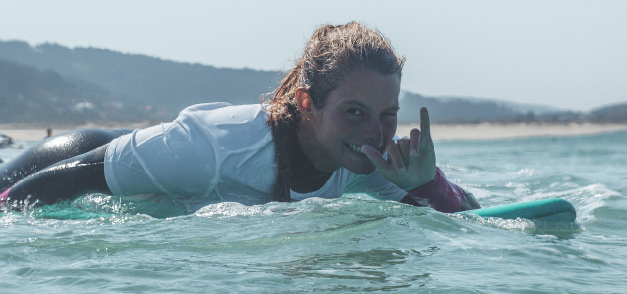 Fabienne Sutter auf dem Surfboard