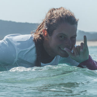 Fabienne Sutter auf dem Surfboard