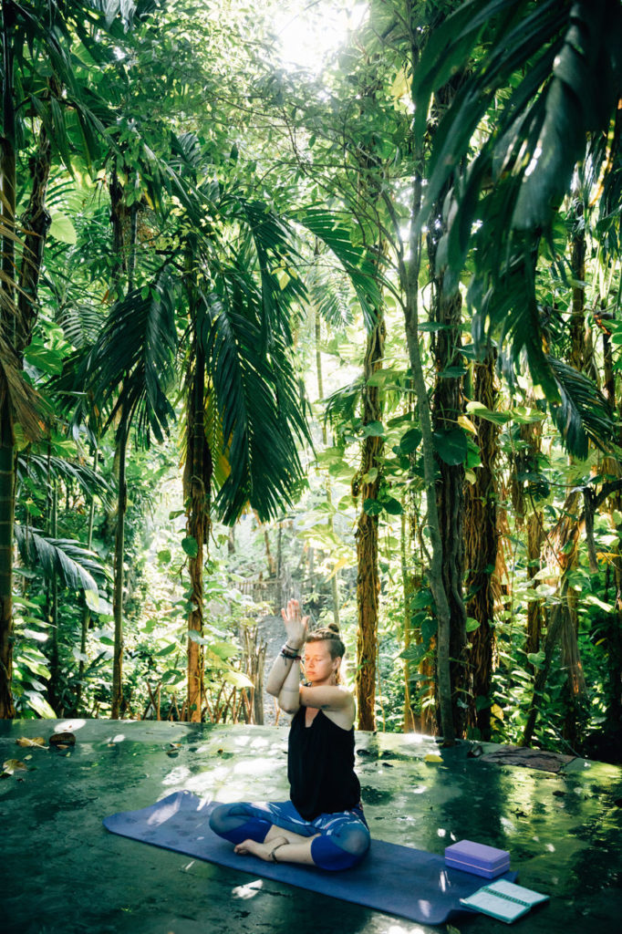 Yoga mitten im Dschungel