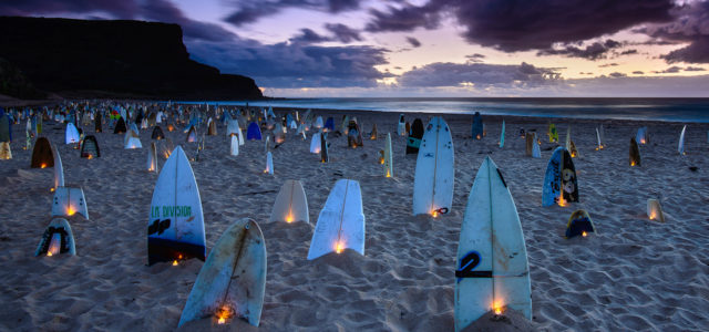 Surfboards am Strand mit Kerzenlicht