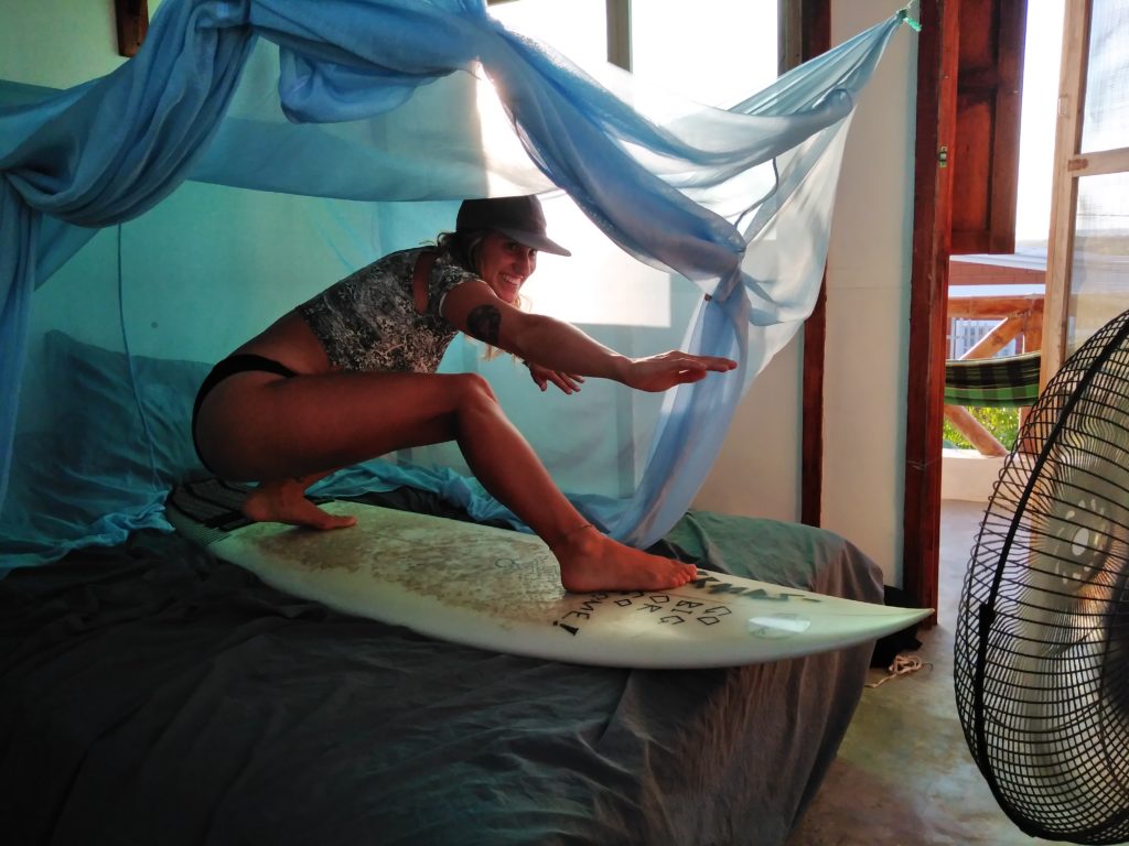Florence auf dem Surfboard im Bett