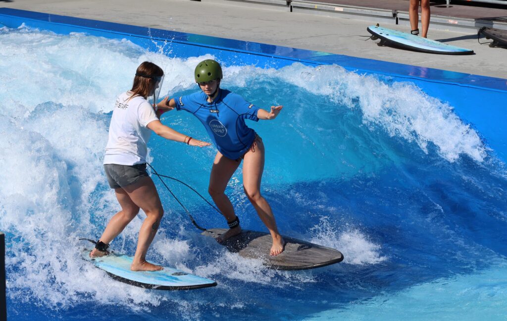 Surfschülerin auf der Urbansurf-Plattform