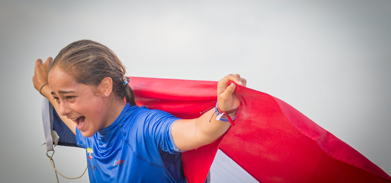 Rafaela Montesi jubelt mit Schweizer Flagge in der Hand