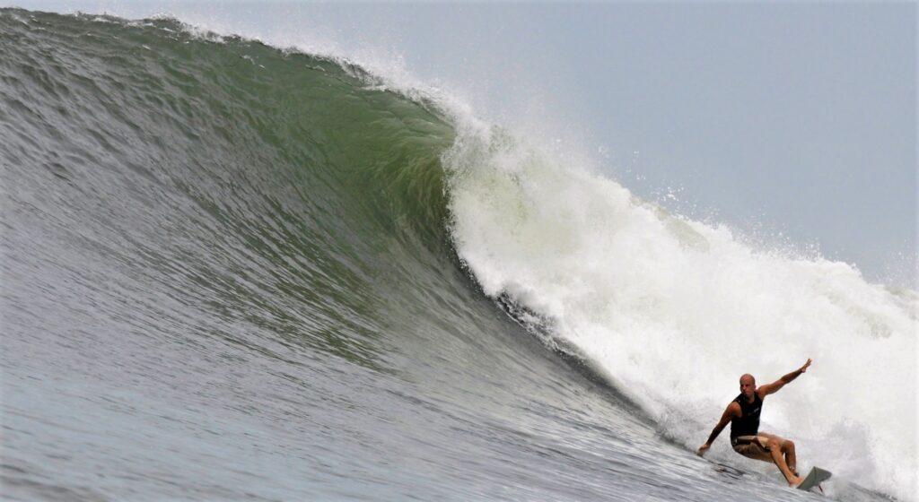 Surfer auf grosser Welle im Bottom Turn